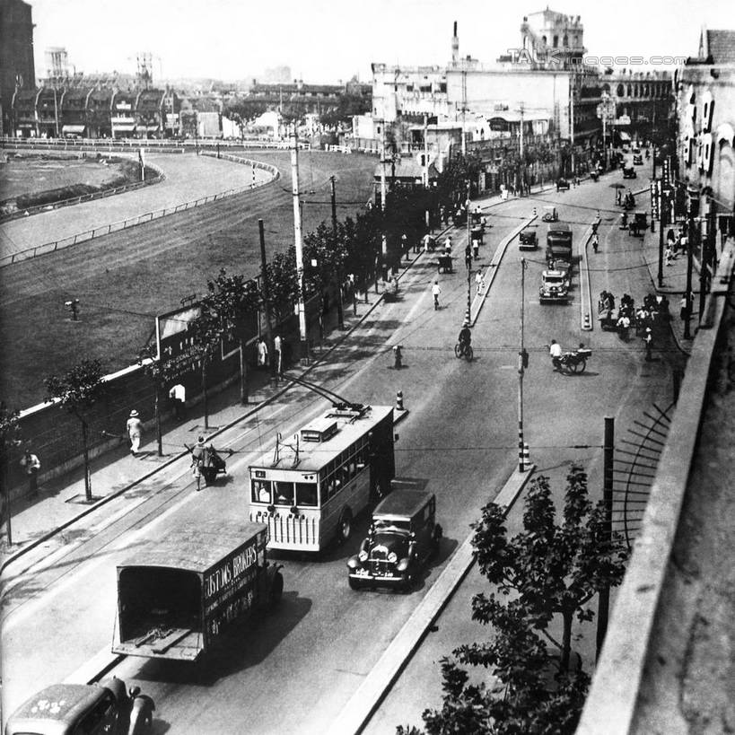 东方人,家,走,方图,俯视,黑白,室外,白天,旅游,度假,美景,植物,别墅,城市风光,标志建筑,城市,道路,地标,建筑,路,路灯,公路,公共汽车,照明,上海,中国,亚洲,行人,服装,电力,电线,电线杆,线,房屋,屋子,景观,公寓,灯光,巴士,电能,公交车,交通,许多人,线路,注视,休闲装,黄种人,娱乐,建设,洋房,楼房,路人,住宅,车,灯,树,树木,衣服,绿色,自然,交通工具,观察,看,一群人,享受,休闲,休闲服,景色,放松,服饰,生长,成长,观看,电,电源,照亮,申,察看,照明设备,关注,载具,能量,黄浦区,东亚,西藏中路,上海市,中华人民共和国,沪,华东地区,过客,男人,男性,年轻男性,年轻女性,女人,女性,亚洲人,马路,步行,散步,走路,半身,高角度拍摄,房子,shtjw1