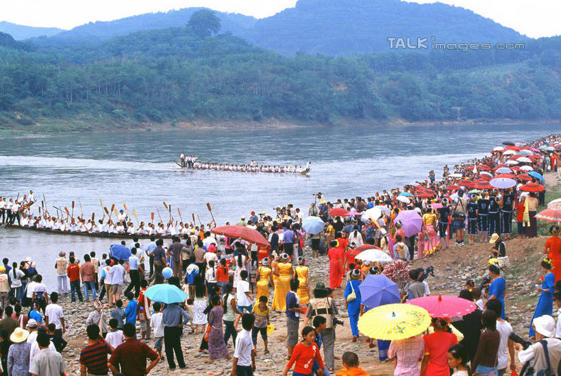 站,横图,室外,白天,正面,民族服装,旅游,度假,幸福,河流,石头,美景,森林,山,山脉,树林,水,植物,船,西双版纳,中国,端午节,亚洲,行人,游客,游人,阴影,服装,节日,庆祝,光线,伞,石子,影子,雨伞,纸伞,河水,景观,山顶,山峰,水流,木船,山峦,许多人,古典,油纸伞,注视,文化,娱乐,云南,路人,旅客,树,树木,衣服,绿色,阳光,自然,交通工具,群山,观察,看,祈祷,站着,一群人,庆典,享受,休闲,景色,放松,许愿,宗教,服饰,龙舟,信仰,生长,成长,观看,纪念,祈求,祭奠,祭祀,吉祥,察看,舟,衣着,穿着,关注,自然风光,载具,古朴,东亚,西双版纳州,赛龙舟,云南省,中华人民共和国,西南地区,滇,西双版纳傣族自治州,衣饰,敬拜,颠峰,极峰,过客,端阳节,五月节,午日节,平安,男人,男性,年轻男性,年轻女性,女人,女性,石块,祭司,站立,半身,彩图,传统服装,民俗服,shtjw1