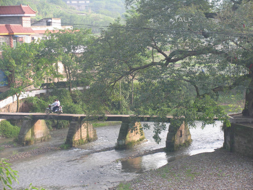 无人,家,横图,室外,白天,正面,旅游,度假,河流,石头,美景,水,植物,阴影,波纹,光线,石子,影子,房屋,屋子,河水,景观,水流,天桥,桥,涟漪,娱乐,楼房,住宅,树,树木,绿色,倒影,水纹,阳光,自然,波浪,享受,休闲,景色,放松,生长,成长,人行桥,倒映,自然风光,水晕,反照,石块,彩图,房子,shtjw1
