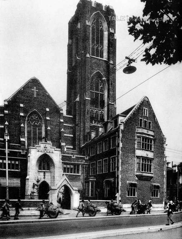 东方人,教堂,走,竖图,黑白,室外,白天,仰视,旅游,度假,植物,标志建筑,道路,地标,建筑,路,公路,上海,中国,亚洲,行人,游客,游人,服装,节日,电力,电线,线,电能,交通,许多人,线路,注视,休闲装,黄种人,文化,娱乐,建设,路人,旅客,树,树木,衣服,绿色,自然,观察,看,祈祷,一群人,享受,休闲,健康,休闲服,旅游胜地,放松,许愿,宗教,服饰,信仰,生长,成长,观看,纪念,电,电源,电源线,祈求,申,察看,基督教,关注,天主教,能量,信念,黄浦区,东亚,沐恩堂,慕尔堂,上海市,中华人民共和国,沪,华东地区,过客,平安,男人,男性,年轻男性,年轻女性,女人,女性,亚洲人,马路,步行,散步,走路,半身,低角度拍摄,大教堂,礼拜堂,shtjw1