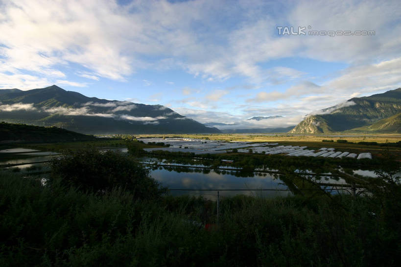 无人,横图,室外,白天,正面,旅游,度假,草地,草原,河流,石头,美景,山,水,雪,雪山,植物,大雪,阴影,光线,石子,影子,冰,河水,积雪,景观,旷野,山顶,山峰,水流,雪景,云,云朵,冬季,冬天,山峦,云彩,娱乐,草,蓝色,绿色,白云,倒影,蓝天,天空,阳光,自然,天,享受,休闲,景色,放松,寒冷,晴朗,冰冷,倒映,自然风光,原野,沉积岩,严寒,冰凉,酷寒,凛冽,凛凛,极冷,颠峰,极峰,反照,水成岩,石块,岩石,晴空,彩图,shtjw1