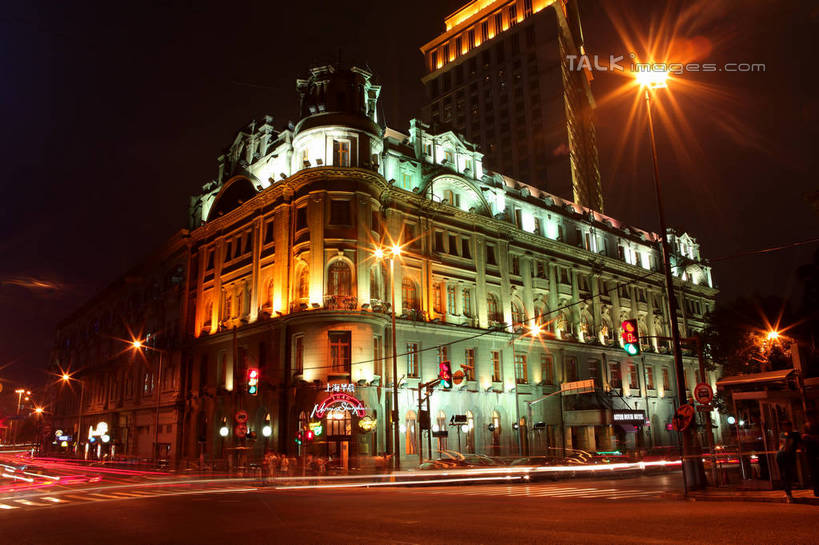 无人,家,高楼大厦,横图,室外,夜晚,仰视,旅游,度假,美景,窗户,城市风光,城市,大厦,道路,建筑,路,路灯,摩天大楼,夜景,公路,汽车,照明,上海,中国,亚洲,许多,房屋,屋子,景观,公寓,建筑群,灯光,交通,娱乐,建设,洋房,圆明园路,楼房,玻璃窗,住宅,车,灯,交通工具,轿车,行驶,享受,休闲,景色,放松,照亮,申,照明设备,载具,黄浦区,东亚,上海市,中华人民共和国,沪,华东地区,灯火辉煌,马路,彩图,低角度拍摄,房子,大楼,高层建筑,高楼,摩天楼,shwf1