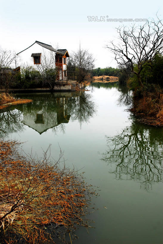 无人,公园,家,竖图,室外,白天,正面,旅游,度假,湖,湖泊,美景,水,植物,芦苇,叶子,中国,亚洲,阴影,光线,影子,房屋,屋子,湖面,景观,水流,水面,粽叶,绿叶,枝条,娱乐,浙江,楼房,住宅,树,树木,树枝,浙江省,蓝色,绿色,蓝天,天空,阳光,自然,湖水,天,享受,休闲,嫩叶,瓦房,景色,放松,生长,晴朗,成长,杭州,西溪,自然风光,东亚,杭州市,万里无云,中华人民共和国,华东地区,省会,浙,箬叶,芦苇叶,虬枝,枝杈,西湖区,叶,叶片,晴空,晴空万里,彩图,房子,西溪国家湿地公园,杭州之肺,杭州西溪国家湿地公园,shwf1