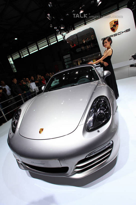 东方人,一个人,模特,站,竖图,室内,白天,侧面,裙子,技术,科技,汽车,上海,中国,亚洲,仅一个年轻女性,仅一个女性,仅一个人,一辆,停靠,阴影,连衣裙,光线,影子,灯光,注视,黄种人,车,交通工具,轿车,观察,看,站着,车模,展示,搭,观看,展览,车展,申,察看,未来,搭着,关注,停泊,载具,东亚,闵行区,概念车,上海市,上海车展,上海国际展览中心,中华人民共和国,沪,华东地区,独特,新颖,年轻女性,女人,女性,亚洲人,模特儿,站立,彩图,全身,保时捷,虹桥经济技术开发区,汽车展览,上海虹桥经济技术开发区,2013年上海第十五届国际汽车展,2013上海车展,上海国际汽车工业展览会,保时捷Boxster,shwf1