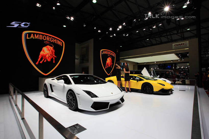 西方人,两个人,同事,模特,站,横图,室内,白天,正面,高跟鞋,裙子,时尚,成功,合作,团队,集体,信心,汽车,鞋子,上海,欧洲,中国,欧洲人,亚洲,停靠,阴影,连衣裙,光线,影子,灯光,跑车,注视,队伍,车,黄色,白色,交通工具,观察,看,站着,车模,展示,观看,展览,车展,申,察看,领导,成就,关注,时髦,停泊,载具,合伙,领袖,东亚,闵行区,上海市,上海车展,上海国际展览中心,中华人民共和国,沪,华东地区,时兴,兰博基尼,蓝宝基尼,蓝宝坚尼,林宝坚尼,年轻女性,女人,女性,白种人,模特儿,站立,彩图,全身,虹桥经济技术开发区,汽车展览,上海虹桥经济技术开发区,2013年上海第十五届国际汽车展,2013上海车展,上海国际汽车工业展览会,兰博基尼Aventador,兰博基尼aventadorLP700-4Roadster,shwf1