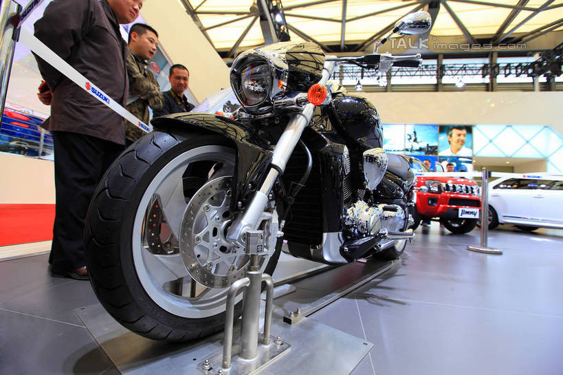 东方人,四个人,伙伴,朋友,站,坐,横图,室内,白天,正面,西装,友谊,摩托车,帽子,上海,中国,亚洲,停靠,握,阴影,套装,正装,光线,头盔,影子,灯光,注视,职业装,黄种人,车,安全帽,交通工具,观察,看,站着,展示,握着,观看,展览,车展,申,察看,关注,停泊,载具,东亚,闵行区,上海市,上海车展,上海国际展览中心,中华人民共和国,沪,华东地区,友情,男人,男性,年轻男性,亚洲人,站立,坐着,半身,彩图,虹桥经济技术开发区,汽车展览,上海虹桥经济技术开发区,骑行头盔,2013年上海第十五届国际汽车展,2013上海车展,上海国际汽车工业展览会,铃木,shwf1