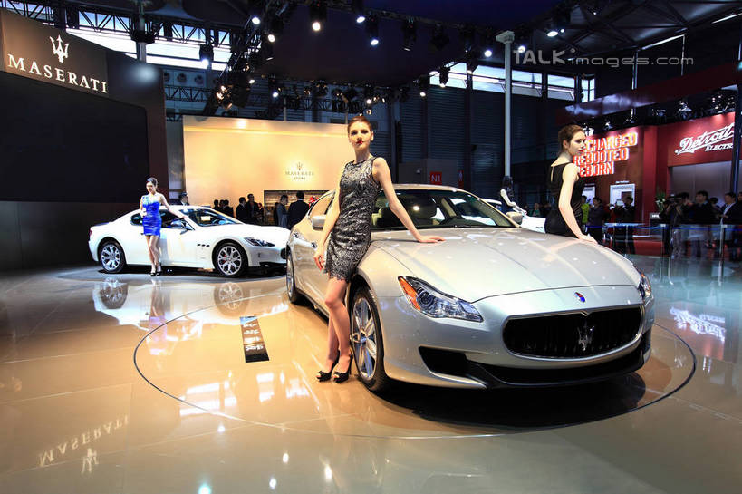 东方人,三个人,同事,模特,站,坐,横图,室内,白天,正面,高跟鞋,裙子,时尚,成功,合作,团队,集体,信心,汽车,鞋子,上海,中国,亚洲,停靠,阴影,连衣裙,光线,影子,灯光,跑车,注视,黄种人,队伍,车,交通工具,观察,看,站着,车模,展示,搭,观看,展览,车展,申,察看,领导,成就,搭着,关注,时髦,停泊,载具,合伙,领袖,东亚,闵行区,上海市,上海车展,上海国际展览中心,中华人民共和国,沪,华东地区,时兴,年轻女性,女人,女性,亚洲人,模特儿,站立,坐着,彩图,全身,虹桥经济技术开发区,汽车展览,上海虹桥经济技术开发区,2013年上海第十五届国际汽车展,2013上海车展,上海国际汽车工业展览会,玛莎拉蒂,玛莎拉蒂Ghibli,shwf1