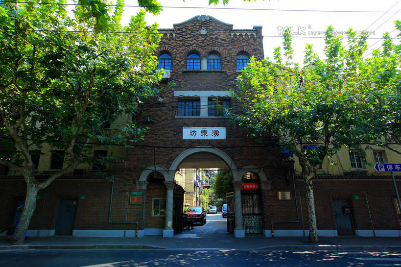 无人,横图,室外,白天,正面,旅游,度假,树林,植物,标志建筑,道路,地标,建筑,路,公路,雕塑,上海,中国,亚洲,阴影,艺术,装饰,光线,标志,雕刻,牌匾,文字,影子,字符,交通,文化,娱乐,标识,建设,树,树木,蓝色,绿色,蓝天,天空,阳光,自然,工艺品,天,享受,休闲,汉字,旅游胜地,放松,生长,晴朗,成长,纪念,美术,申,中文,主题,陈列,东亚,静安区,长宁区,上海市,万里无云,中华人民共和国,沪,华东地区,功能,美学,国文,华文,晴空,晴空万里,马路,彩图,shwf1,涌泉坊,愚园路