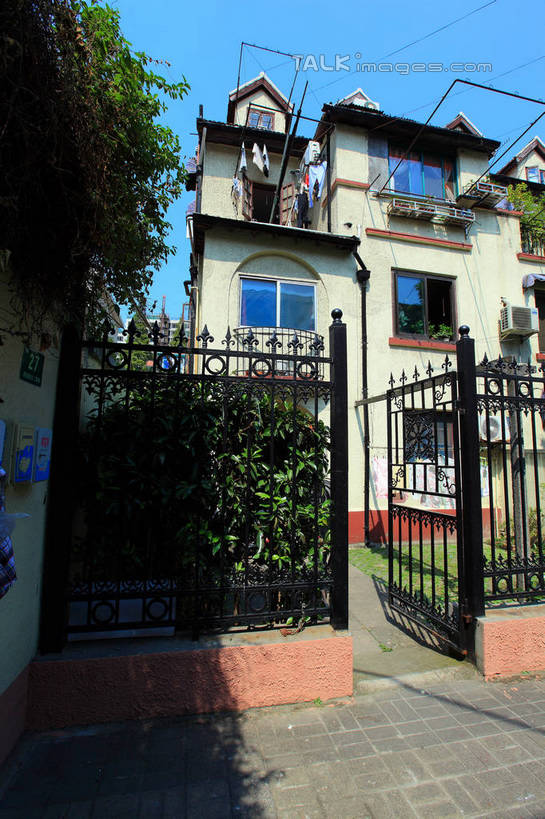 无人,家,栏杆,竖图,室外,白天,仰视,旅游,度假,树林,植物,别墅,窗户,标志建筑,地标,建筑,上海,中国,亚洲,阴影,光线,影子,百叶窗,房屋,屋子,公寓,围栏,小巷,娱乐,建设,洋房,护栏,楼房,弄堂,住宅,树,树木,巷子,蓝色,绿色,蓝天,天空,阳光,自然,天,享受,休闲,旅游胜地,放松,生长,晴朗,成长,申,故居,东亚,静安区,长宁区,上海市,万里无云,中华人民共和国,沪,华东地区,晴空,晴空万里,彩图,低角度拍摄,房子,shwf1,顾炳鑫旧居,愚园路