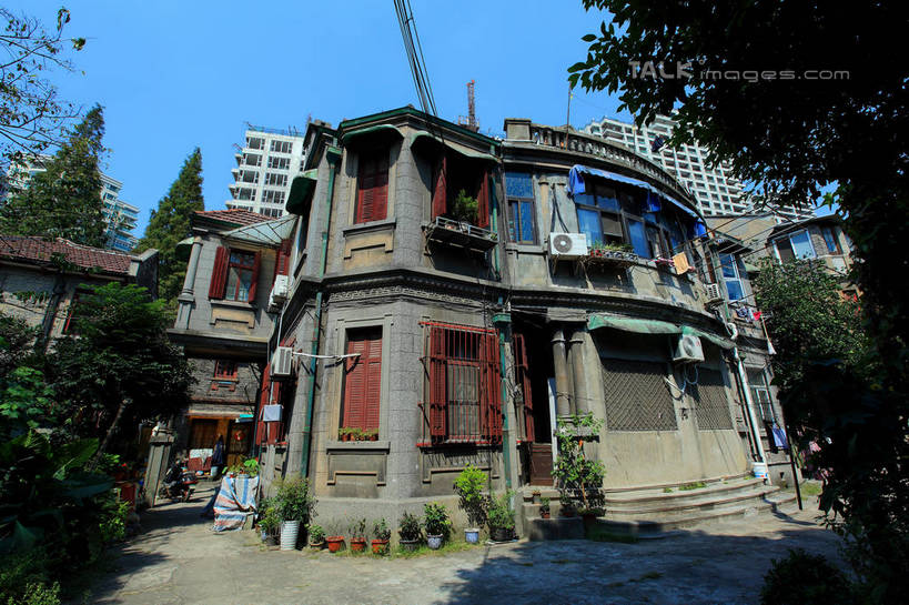 无人,家,横图,室外,白天,仰视,度假,美景,植物,窗户,窗帘,楼梯,城市风光,城市,道路,路,公路,花盆,上海,中国,亚洲,阴影,装饰,光线,盆栽,影子,陶瓷,房屋,阶梯,屋子,景观,公寓,盆景,陶瓷制品,交通,娱乐,洋房,楼房,台阶,住宅,树,树木,蓝色,绿色,蓝天,天空,阳光,自然,帘子,容器,天,享受,休闲,遮阳,景色,放松,生长,晴朗,成长,储藏,华丽,修饰,点缀,申,储存,东亚,静安区,长宁区,上海市,万里无云,中华人民共和国,沪,华东地区,衬托,美观,雅致,雅观,晴空,晴空万里,马路,彩图,低角度拍摄,房子,贮存,shwf1,愚园路