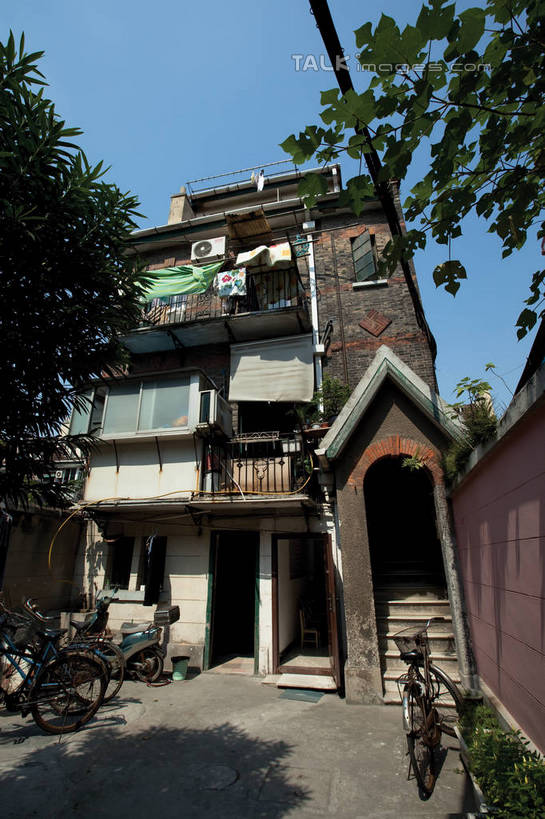 无人,家,露台,竖图,室外,白天,仰视,度假,美景,楼梯,阳台,城市风光,城市,自行车,上海,中国,亚洲,阴影,光线,影子,房屋,阶梯,墙,屋子,景观,公寓,小巷,娱乐,洋房,楼房,弄堂,墙壁,墙面,台阶,住宅,车,脚踏车,巷子,蓝色,蓝天,天空,阳光,交通工具,天,享受,休闲,景色,放松,晴朗,申,载具,东亚,静安区,长宁区,上海市,万里无云,中华人民共和国,沪,华东地区,晴空,晴空万里,彩图,低角度拍摄,房子,露天阳台,shwf1,愚园路,愚园新村