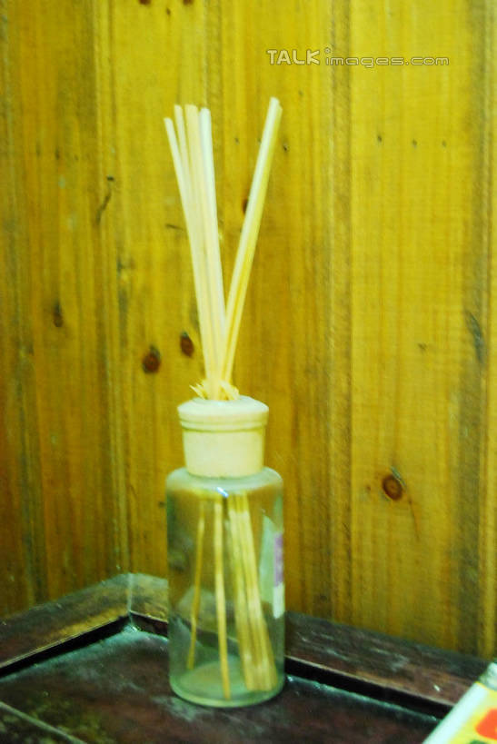 无人,竖图,室内,特写,白天,正面,桌面,桌子,静物,许多,阴影,反射,木制,罐子,影子,木桌,墙,很多,竹签,墙壁,墙面,玻璃制品,一个,玻璃瓶,木制品,瓶子,单个,取食签,彩图,木桌子,shxw1