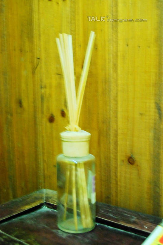 无人,竖图,室内,特写,白天,正面,桌面,桌子,静物,许多,阴影,反射,木制,罐子,影子,木桌,墙,很多,竹签,墙壁,墙面,玻璃制品,一个,玻璃瓶,木制品,瓶子,单个,取食签,彩图,木桌子,shxw1