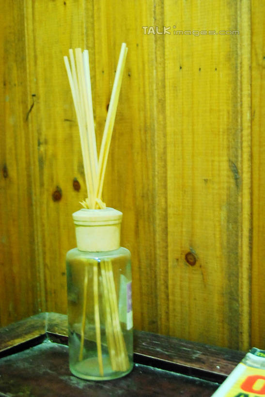 无人,竖图,室内,特写,白天,正面,桌面,桌子,静物,许多,阴影,反射,木制,罐子,影子,木桌,墙,很多,竹签,墙壁,墙面,玻璃制品,一个,玻璃瓶,木制品,瓶子,单个,取食签,彩图,木桌子,shxw1