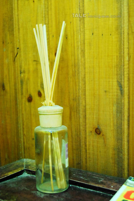 无人,竖图,室内,特写,白天,正面,桌面,桌子,静物,许多,阴影,反射,木制,罐子,影子,木桌,墙,很多,竹签,墙壁,墙面,玻璃制品,一个,玻璃瓶,木制品,瓶子,单个,取食签,彩图,木桌子,shxw1