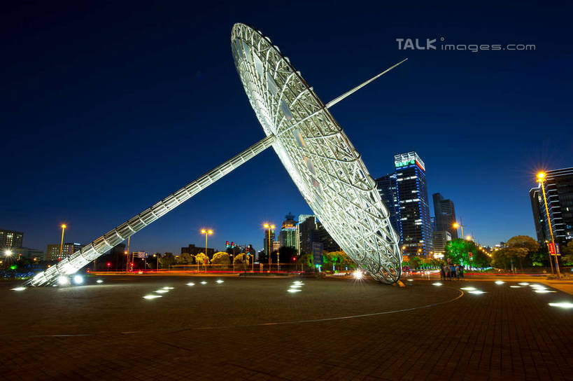 无人,高楼大厦,横图,彩色,室外,夜晚,仰视,度假,美景,城市风光,标志建筑,城市,大厦,道路,地标,建筑,路,摩天大楼,霓虹灯,夜景,公路,雕塑,上海,中国,亚洲,阴影,艺术,装饰,光线,雕刻,雕像,影子,景观,灯光,七彩,交通,娱乐,光源,建设,浦东,霓虹,灯,工艺品,享受,休闲,景色,放松,纪念,美术,申,照明设备,主题,陈列,陆家嘴,浦东新区,世纪大道,世纪广场,东亚,上海市,中华人民共和国,沪,华东地区,功能,美学,氖灯,马路,彩图,低角度拍摄,大楼,高层建筑,高楼,摩天楼,上海世纪广场,shyj1