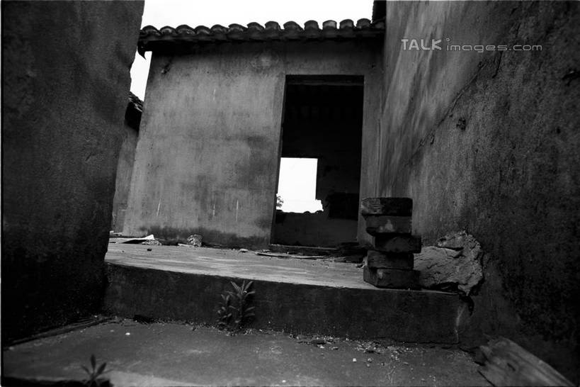 无人,横图,黑白,室外,白天,仰视,楼梯,建筑,上海,中国,亚洲,破旧,破碎,陈旧,瓦片,阶梯,墙,屋顶,顶棚,瓦,破坏,破损,废墟,墙壁,墙面,台阶,天空,天,建造,粉碎,损坏,申,残破,毁坏,东亚,摧毁,屋瓦,上海市,中华人民共和国,沪,华东地区,低角度拍摄,shylt1