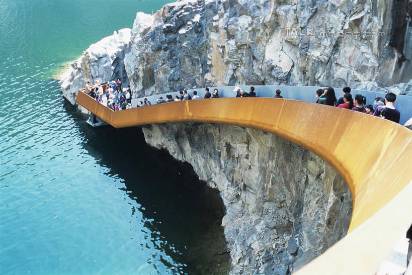 东方人,站,走,横图,俯视,室外,白天,旅游,度假,湖,湖泊,石头,美景,山,山脉,水,上海,中国,亚洲,行人,游客,游人,阴影,波纹,服装,光线,石子,影子,湖面,景观,山峰,水流,水面,涟漪,山峦,许多人,注视,休闲装,黄种人,娱乐,路人,旅客,衣服,水纹,阳光,自然,波浪,湖水,群山,观察,看,站着,一群人,享受,休闲,休闲服,景色,放松,服饰,观看,辰山植物园,申,察看,关注,自然风光,东亚,松江区,上海市,中华人民共和国,沪,华东地区,水晕,过客,上海辰山植物园,男人,男性,年轻男性,年轻女性,女人,女性,亚洲人,石块,岩石,步行,散步,站立,走路,彩图,高角度拍摄,全身,shylt1