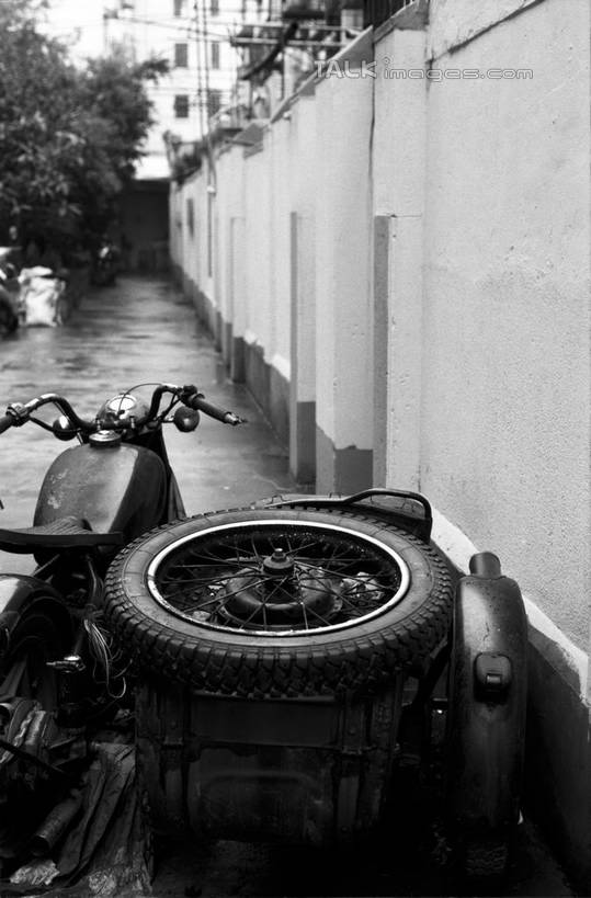 无人,家,竖图,黑白,室外,白天,正面,度假,美景,植物,城市风光,城市,道路,路,摩托车,上海,中国,亚洲,一辆,停靠,阴影,光线,影子,房屋,墙,屋子,景观,公寓,小路,交通,娱乐,洋房,楼房,墙壁,墙面,住宅,车,树,树木,绿色,白色,阳光,自然,交通工具,享受,休闲,景色,放松,生长,成长,申,停泊,载具,东亚,上海市,中华人民共和国,沪,华东地区,房子,三轮摩托,shylt1