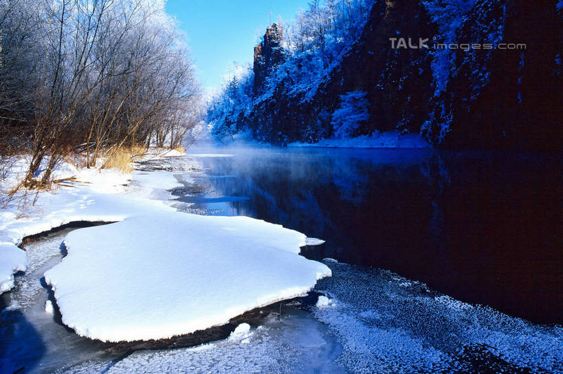 无人,横图,室外,白天,正面,旅游,度假,河流,美景,水,雪,植物,大雪,中国,亚洲,阴影,光线,影子,河水,积雪,景观,水流,雪景,云,云朵,冬季,冬天,云彩,娱乐,树,树木,蓝色,绿色,白云,蓝天,天空,阳光,自然,天,享受,休闲,景色,放松,寒冷,生长,晴朗,成长,黑,自然风光,东亚,北大荒,黑龙江,黑龙江省,三江平原,中华人民共和国,严寒,东北地区,晴空,彩图,北大仓,shzwj1