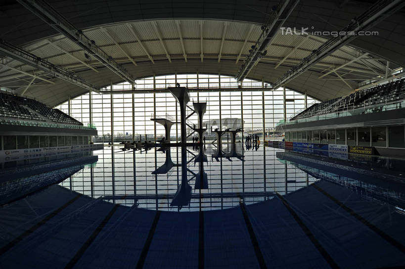 无人,体育馆,游泳池,横图,室内,白天,正面,度假,美景,水,窗户,落地窗,城市风光,城市,照明,上海,中国,亚洲,景观,水池,水面,看台,灯光,背光,娱乐,运动器械,泳池,浦东,顶灯,玻璃窗,座位,灯,灯具,享受,休闲,健身器械,景色,放松,照亮,申,游泳馆,照明设备,跳板,健身器材,逆光,浦东新区,上海东方体育中心,东亚,上海市,中华人民共和国,沪,华东地区,坐位,彩图,海上皇冠,上海水上竞技中心,助跳板,运动器材,shzxz1