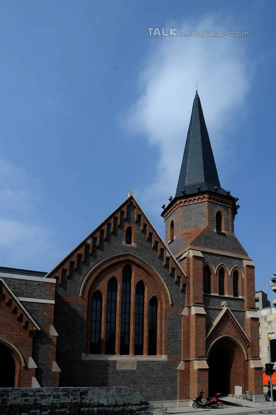 无人,家,竖图,室外,白天,仰视,度假,美景,城市风光,标志建筑,城市,地标,建筑,上海,中国,亚洲,阴影,光线,影子,房屋,屋子,景观,云,云朵,公寓,建筑群,云彩,娱乐,建设,洋房,圆明园路,楼房,住宅,蓝色,白云,蓝天,天空,阳光,天,享受,休闲,景色,放松,晴朗,申,黄浦区,外滩源,圆明园公寓,东亚,上海市,中华人民共和国,沪,华东地区,晴空,彩图,低角度拍摄,房子,shzxz1