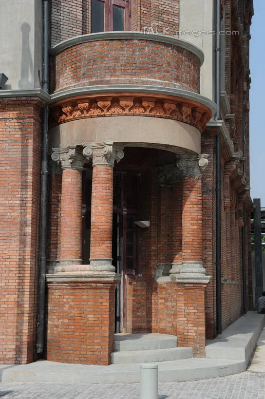 无人,家,竖图,室外,白天,正面,度假,建材,美景,城市风光,标志建筑,城市,地标,建筑,上海,中国,亚洲,材料,砖,砖块,房屋,墙,屋子,景观,公寓,建筑群,娱乐,建设,洋房,圆明园路,楼房,墙壁,墙面,住宅,蓝色,蓝天,天空,天,享受,休闲,砖头,景色,放松,建造,红砖,晴朗,申,黄浦区,外滩源,圆明园公寓,东亚,上海市,万里无云,中华人民共和国,沪,华东地区,石料,晴空,晴空万里,彩图,房子,砌墙砖,shzxz1