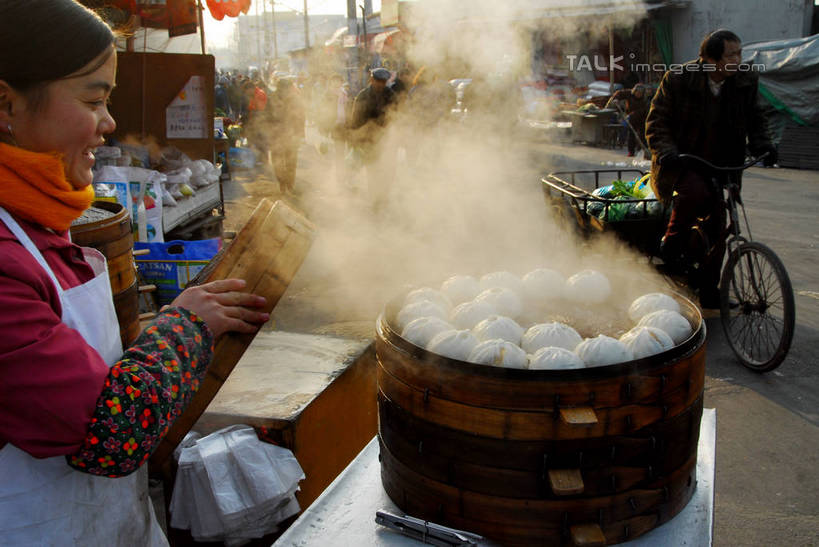 点心,蒸笼,东方人,背部,店员,餐厅,站,笑,微笑,露齿笑,横图,室外,白天,正面,烹饪,雾,自行车,厨具,亚洲,行人,游客,游人,握,沸腾,竹制,服装,朦胧,模糊,装饰,蒸汽,围裙,料理,食品,包子,面点,水蒸气,许多人,拿,拿着,注视,休闲装,黄种人,美食,路人,旅客,车,脚踏车,食物,衣服,围巾,交通工具,观察,看,站着,一群人,营业员,休闲,温暖,休闲服,中式,握着,服饰,围脖,观看,保暖,华丽,点缀,察看,竹制品,御寒,关注,载具,笼屉,烹饪用具,蒸发,衬托,美观,雅致,雅观,销售人员,过客,男人,男性,年轻男性,年轻女性,女人,女性,亚洲人,售货员,烹调用具,烹调,站立,半身,彩图,餐馆,饭店,饭馆,shzxz1