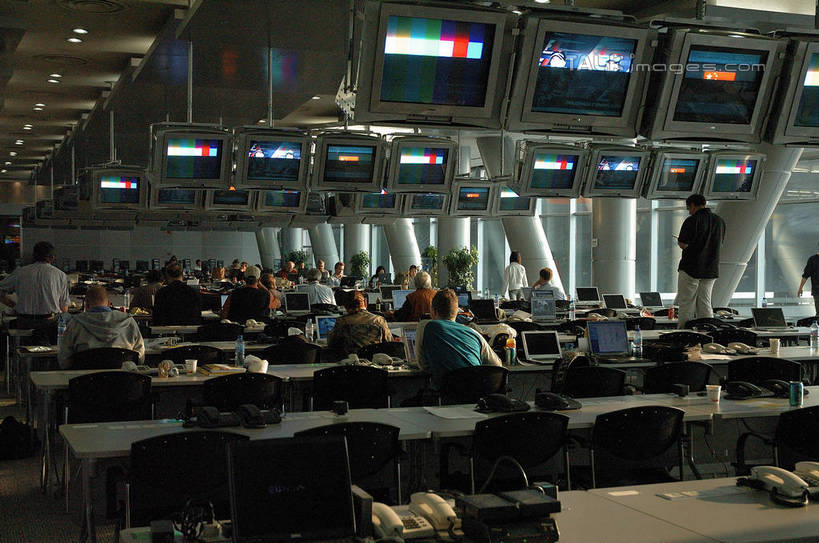 东方人,背部,同事,商务人士,商务男性,商务女性,办公室,站,坐,横图,室内,白天,正面,衬衫,成功,合作,团队,集体,信心,电脑,显示器,鼠标,键盘,家具,桌子,电视,椅子,亚洲,吊挂,悬挂,套装,网络,办公桌,许多人,挂,注视,黄种人,输入设备,通讯设备,队伍,会议椅,观察,看,站着,一群人,台式电脑,观看,办公椅,察看,领导,成就,关注,彩电,通信设备,商务装,合伙,领袖,工薪阶层,输出设备,办公家具,商务椅,培训椅,彩色电视机,显像管屏,显像管屏幕,男人,男性,年轻男性,年轻女性,女人,女性,亚洲人,白领,上班族,电视机,站立,坐着,半身,彩图,衬衣,shzxz1