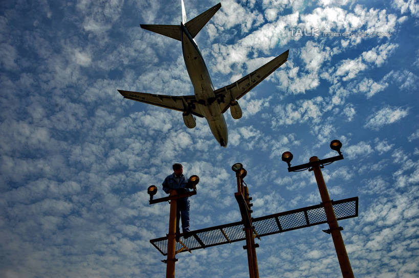 东方人,一个人,技术人员,站,横图,室外,白天,仰视,工作服,制服,飞机,照明,亚洲,仅一个男性,仅一个人,飞翔,阴影,飞行,光线,影子,云,云朵,灯光,交通,背光,翱翔,云彩,黄种人,航空,飞,维护,维修,修护,架子,灯,工人,仅一个年轻男性,蓝色,白云,蓝天,天空,阳光,灯具,交通工具,天,站着,运输,一架,晴朗,修理,支撑,照亮,固定,客机,照明设备,载具,逆光,工作制服,补缀,修缮,修补,着陆灯,男人,男性,年轻男性,亚洲人,员工,晴空,技术员,站立,彩图,低角度拍摄,全身,工作套服,匠人,劳动者,体力工,技工,shzxz1