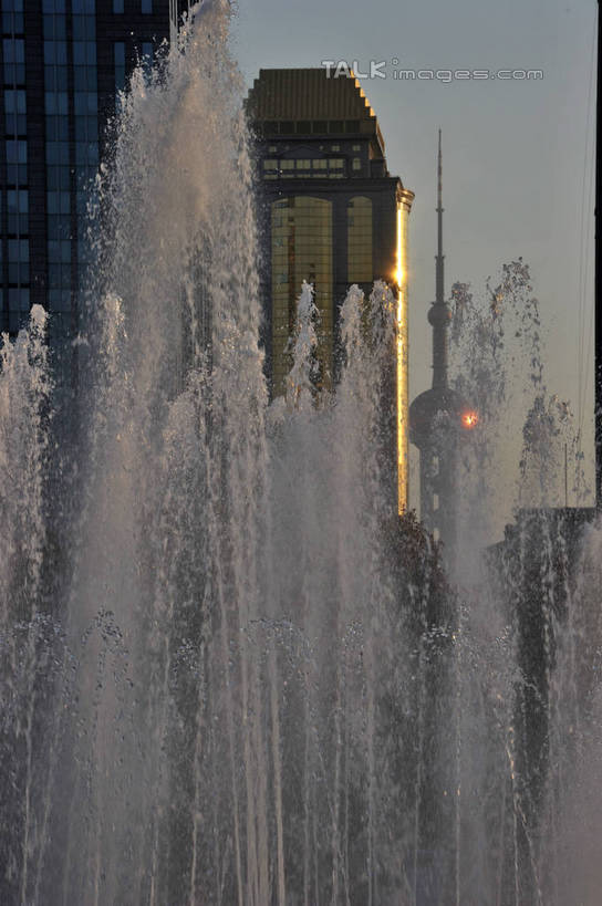 无人,高楼大厦,竖图,室外,白天,正面,度假,美景,水,城市风光,标志建筑,城市,大厦,地标,建筑,摩天大楼,喷泉,上海,中国,亚洲,阴影,飞溅,溅,光线,液体,影子,景观,水滴,文化,娱乐,建设,东方明珠,浦东,水珠,蓝色,蓝天,天空,阳光,天,品味,享受,休闲,景色,放松,晴朗,申,喷洒,水景,电视塔,金融中心,陆家嘴,陆家嘴金融贸易区,浦东新区,东亚,东方明珠广播电视塔,东方明珠电视塔,上海市,万里无云,中华人民共和国,沪,华东地区,美观,设计,晴空,晴空万里,彩图,大楼,高层建筑,高楼,摩天楼,东方明珠塔,shzxz1