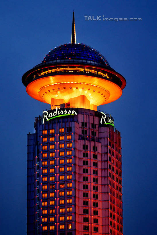 无人,高楼大厦,竖图,室外,夜晚,仰视,度假,美景,窗户,城市风光,标志建筑,城市,大厦,地标,建筑,摩天大楼,夜景,上海,中国,亚洲,阴影,光线,影子,墙,景观,灯光,娱乐,建设,浦东,玻璃窗,墙壁,墙面,蓝色,蓝天,天空,天,享受,休闲,景色,放松,申,金融中心,陆家嘴,陆家嘴金融贸易区,浦东新区,东亚,上海市,海关大厦,中华人民共和国,沪,华东地区,彩图,低角度拍摄,大楼,高层建筑,高楼,摩天楼,shzxz1