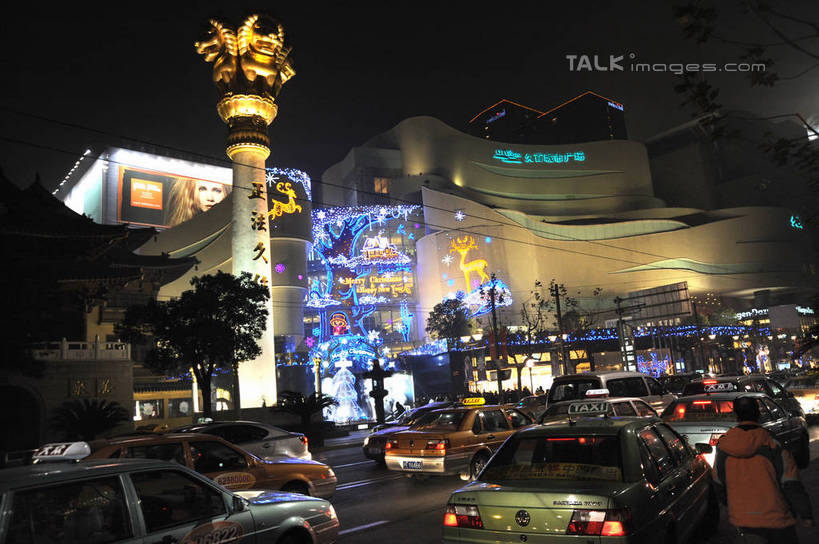 无人,商店,横图,彩色,室外,夜晚,仰视,购物,度假,消费,美景,城市风光,超市,城市,霓虹灯,商场,夜景,汽车,上海,中国,亚洲,阴影,光线,信息,影子,景观,灯光,七彩,娱乐,光源,霓虹,海报,广告,车,灯,南京西路,交通工具,轿车,享受,休闲,景色,放松,金融,百货,申,照明设备,载具,宣传,选购,贸易,百货公司,东亚,静安区,上海市,久光百货,中华人民共和国,沪,华东地区,氖灯,血拼,彩图,低角度拍摄,购物商场,购物中心,商业中心,招贴,shzxz1