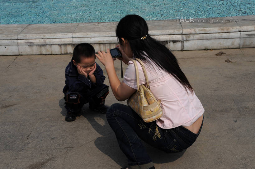 东方人,儿童,两个人,家庭,母亲,儿子,蹲,横图,俯视,室外,白天,纯洁,道路,路,公路,相机,亚洲,撑,握,阴影,服装,光线,包,皮包,影子,交通,拿,拿着,托腮,注视,休闲装,黄种人,小孩,拍照,衣服,阳光,数码相机,观察,看,托,休闲,温暖,温馨,母子,一家人,休闲服,可爱,母爱,童年,童趣,握着,摄影,服饰,观看,单肩包,和睦,察看,关注,托下巴,童真,烂漫,无邪,双手托腮,天真,男孩,年轻女性,女人,女性,亚洲人,孩子,年轻人,照相机,马路,蹲着,彩图,高角度拍摄,全身,照相,融洽,男生,shzxz1