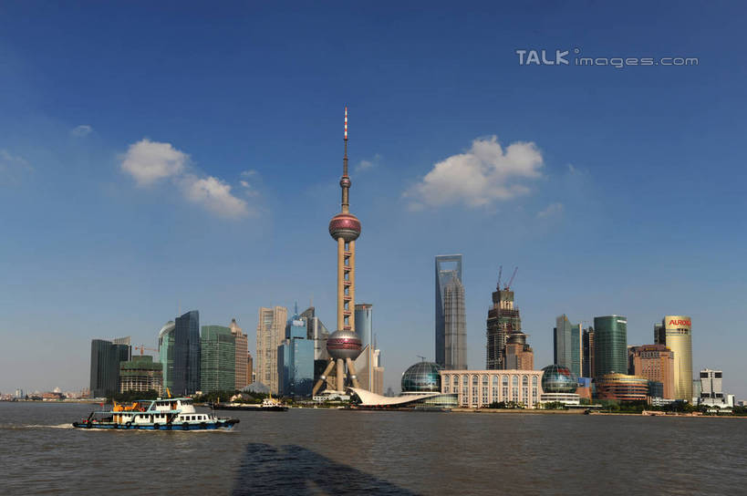 无人,高楼大厦,横图,全景,室外,白天,正面,度假,河流,美景,水,天际线,城市风光,标志建筑,城市,大厦,地标,建筑,摩天大楼,船,上海,中国,亚洲,阴影,波纹,飞溅,溅,光线,液体,影子,河水,景观,水滴,水流,云,云朵,涟漪,云彩,娱乐,建设,东方明珠,黄浦江,金茂大厦,浦东,游轮,游船,水珠,蓝色,白云,倒影,蓝天,水纹,天空,阳光,船尾波,交通工具,邮轮,外滩,波浪,天,享受,休闲,景色,放松,环球金融中心,晴朗,申,倒映,喷洒,载具,电视塔,柏悦酒店,国际贸易金融中心,合生国际大厦,花旗集团大厦,金融中心,陆家嘴,陆家嘴金融中心,浦东新区,上海环球金融中心,香格里拉酒店,震旦国际大楼,东亚,东方明珠电视塔,上海市,中华人民共和国,沪,华东地区,水晕,旅游船,反照,晴空,彩图,大楼,高层建筑,高楼,摩天楼,黄埔滩,上海外滩,外黄埔滩,shzxz1