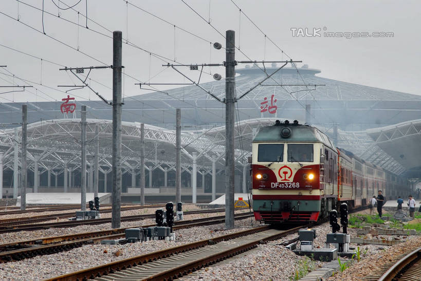 无人,横图,室外,白天,正面,度假,草地,草坪,美景,植物,城市风光,城市,路,铁路,火车,上海,中国,亚洲,阴影,电力,光线,电线,线,影子,景观,电能,轨道,交通,铁轨,线路,娱乐,车,草,蓝色,绿色,蓝天,天空,阳光,交通工具,天,享受,休闲,景色,放松,运输,晴朗,电,电源,电源线,申,载具,能量,东亚,徐汇区,上海南站,上海市,万里无云,中华人民共和国,沪,华东地区,晴空,晴空万里,彩图,shzxz1