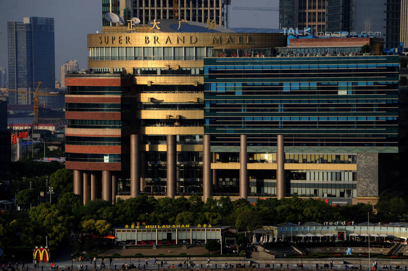 无人,高楼大厦,商店,横图,室外,白天,正面,购物,度假,消费,美景,植物,城市风光,标志建筑,超市,城市,大厦,地标,建筑,摩天大楼,商场,上海,中国,亚洲,阴影,光线,影子,景观,娱乐,建设,浦东,树,树木,蓝色,绿色,蓝天,天空,阳光,自然,天,享受,休闲,景色,放松,金融,百货,生长,晴朗,成长,申,选购,贸易,百货公司,陆家嘴,浦东新区,正大广场,东亚,上海市,万里无云,中华人民共和国,沪,华东地区,血拼,晴空,晴空万里,彩图,大楼,高层建筑,高楼,购物商场,购物中心,摩天楼,商业中心,shzxz1