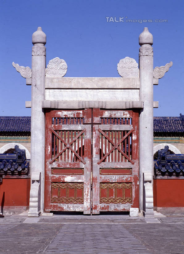 无人,栏杆,竖图,室外,白天,正面,旅游,度假,名胜古迹,门,标志建筑,地标,建筑,北京,中国,亚洲,阴影,遗迹,光线,影子,墙,围栏,首都,古迹,文物,娱乐,建设,古建筑,护栏,墙壁,墙面,蓝色,蓝天,天空,阳光,门框,天,享受,休闲,旅游胜地,放松,晴朗,古文明,东亚,万里无云,中华人民共和国,北京市,京,北平,华北地区,晴空,晴空万里,彩图,szzm1