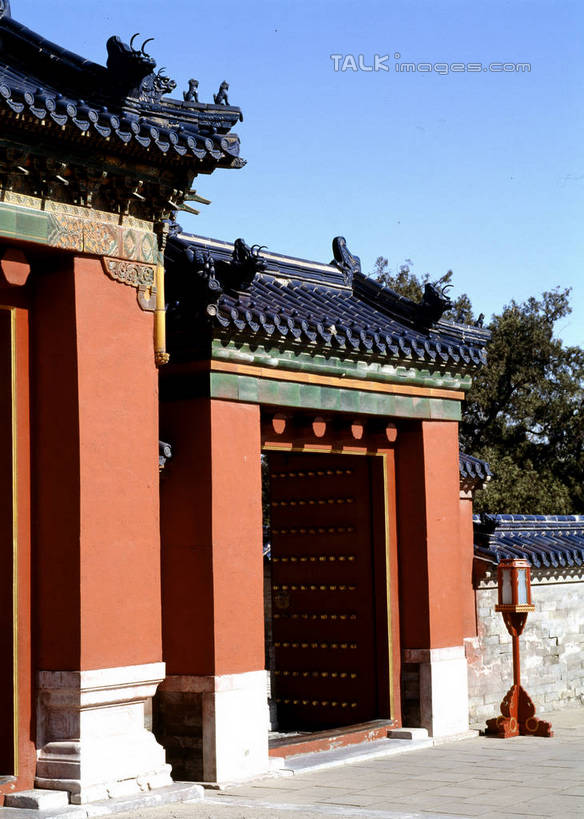 无人,竖图,室外,白天,正面,旅游,度假,名胜古迹,标志建筑,道路,地标,建筑,路,北京,中国,亚洲,阴影,遗迹,光线,瓦片,影子,屋顶,小路,交通,首都,顶棚,瓦,古迹,文物,娱乐,建设,古建筑,蓝色,蓝天,天空,阳光,天,享受,休闲,旅游胜地,放松,建造,晴朗,古文明,东亚,屋瓦,万里无云,中华人民共和国,北京市,京,北平,华北地区,晴空,晴空万里,彩图,szzm1