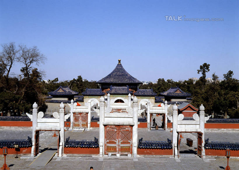 无人,栏杆,横图,室外,白天,正面,旅游,度假,草地,草坪,名胜古迹,树林,植物,标志建筑,道路,地标,建筑,路,北京,中国,亚洲,阴影,遗迹,光线,影子,围栏,小路,交通,首都,古迹,文物,娱乐,建设,古建筑,护栏,草,树,树木,蓝色,绿色,蓝天,天空,阳光,自然,天,享受,休闲,旅游胜地,放松,生长,晴朗,成长,古文明,东亚,万里无云,中华人民共和国,北京市,京,北平,华北地区,晴空,晴空万里,彩图,szzm1