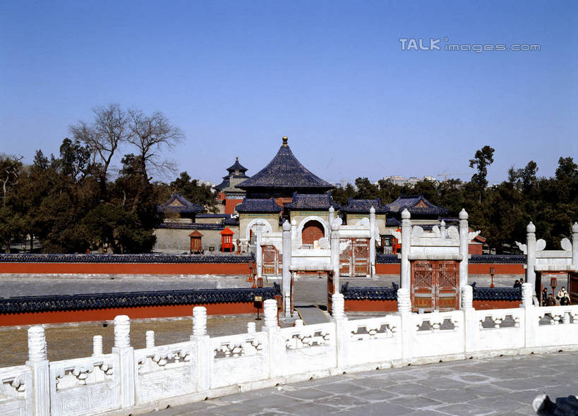 无人,栏杆,横图,室外,白天,正面,旅游,度假,草地,草坪,名胜古迹,树林,植物,标志建筑,道路,地标,建筑,路,北京,中国,亚洲,阴影,遗迹,光线,影子,围栏,小路,交通,首都,古迹,文物,娱乐,建设,古建筑,护栏,草,树,树木,蓝色,绿色,蓝天,天空,阳光,自然,天,享受,休闲,旅游胜地,放松,生长,晴朗,成长,古文明,东亚,万里无云,中华人民共和国,北京市,京,北平,华北地区,晴空,晴空万里,彩图,szzm1