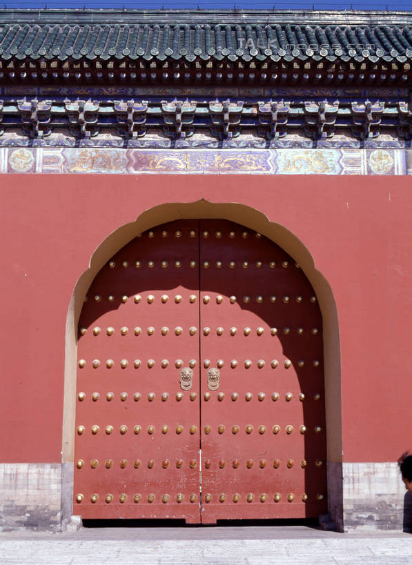 无人,竖图,室外,白天,正面,旅游,度假,名胜古迹,门,标志建筑,地标,建筑,北京,中国,亚洲,阴影,遗迹,光线,瓦片,影子,墙,屋顶,首都,顶棚,瓦,古迹,文物,娱乐,建设,古建筑,墙壁,墙面,红色,阳光,门框,享受,休闲,旅游胜地,放松,建造,古文明,东亚,屋瓦,中华人民共和国,北京市,京,北平,华北地区,彩图,szzm1