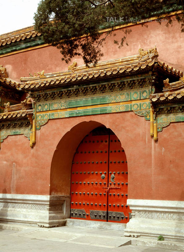 无人,竖图,室外,白天,正面,旅游,度假,名胜古迹,植物,标志建筑,地标,建筑,北京,中国,亚洲,阴影,遗迹,光线,瓦片,影子,墙,屋顶,首都,顶棚,瓦,古迹,文物,娱乐,建设,古建筑,墙壁,墙面,树,树木,红色,绿色,阳光,自然,享受,休闲,旅游胜地,放松,建造,生长,成长,古文明,东亚,屋瓦,中华人民共和国,北京市,京,北平,华北地区,彩图,szzm1