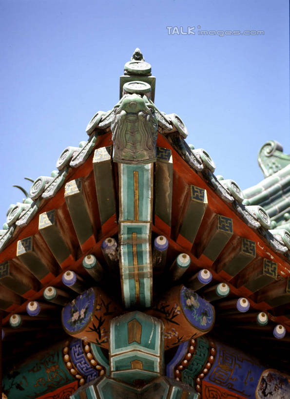 无人,竖图,室外,特写,白天,仰视,旅游,度假,名胜古迹,标志建筑,地标,建筑,雕塑,北京,中国,亚洲,阴影,遗迹,艺术,装饰,光线,雕刻,雕像,影子,屋顶,首都,顶棚,古迹,文物,娱乐,建设,古建筑,蓝色,蓝天,天空,阳光,工艺品,天,享受,休闲,旅游胜地,放松,晴朗,纪念,美术,主题,陈列,古文明,东亚,万里无云,中华人民共和国,北京市,京,北平,华北地区,功能,美学,晴空,晴空万里,彩图,低角度拍摄,szzm1