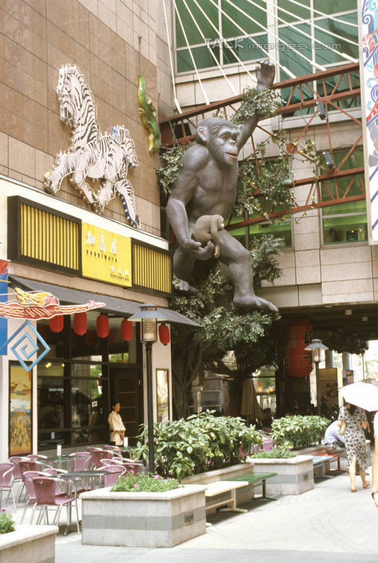 无人,商店,竖图,室外,白天,仰视,购物,度假,消费,美景,植物,城市风光,超市,城市,商场,雕塑,北京,中国,亚洲,艺术,装饰,雕刻,雕像,景观,首都,娱乐,树,树木,绿色,自然,工艺品,享受,休闲,景色,放松,金融,百货,生长,成长,纪念,美术,主题,陈列,选购,贸易,百货公司,东亚,中华人民共和国,北京市,京,北平,华北地区,功能,美学,血拼,彩图,低角度拍摄,购物商场,购物中心,商业中心,szzm1