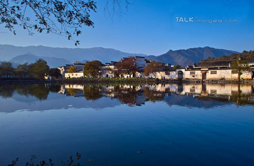无人,家,横图,室外,白天,正面,旅游,度假,湖,湖泊,黄山,名胜古迹,山,山脉,水,标志建筑,地标,建筑,宏村,中国,亚洲,阴影,遗迹,光线,影子,房屋,屋子,湖面,山峰,水流,水面,城镇,建筑群,山峦,古迹,文物,娱乐,建设,古建筑,楼房,民居,住宅,蓝色,倒影,蓝天,天空,阳光,湖水,群山,天,享受,休闲,旅游胜地,放松,晴朗,倒映,古文明,东亚,安徽,安徽省,黄山市,黟县,万里无云,中华人民共和国,华东地区,皖,反照,晴空,晴空万里,彩图,房子,yzdzj1
