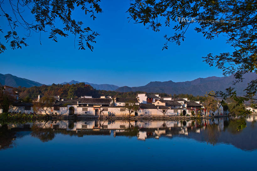 无人,家,横图,室外,白天,正面,旅游,度假,湖,湖泊,黄山,名胜古迹,山,山脉,水,标志建筑,地标,建筑,宏村,中国,亚洲,阴影,遗迹,光线,影子,房屋,屋子,湖面,山峰,水流,水面,城镇,建筑群,山峦,古迹,文物,娱乐,建设,古建筑,楼房,民居,住宅,蓝色,倒影,蓝天,天空,阳光,湖水,群山,天,享受,休闲,旅游胜地,放松,晴朗,倒映,古文明,东亚,安徽,安徽省,黄山市,黟县,万里无云,中华人民共和国,华东地区,皖,反照,晴空,晴空万里,彩图,房子,yzdzj1