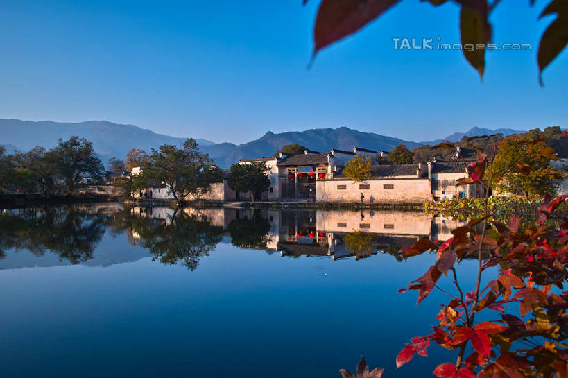 无人,家,横图,室外,白天,正面,旅游,度假,湖,湖泊,黄山,名胜古迹,山,山脉,水,标志建筑,地标,建筑,宏村,中国,亚洲,阴影,遗迹,光线,影子,房屋,屋子,湖面,山峰,水流,水面,城镇,建筑群,山峦,古迹,文物,娱乐,建设,古建筑,楼房,民居,住宅,蓝色,倒影,蓝天,天空,阳光,湖水,群山,天,享受,休闲,旅游胜地,放松,晴朗,倒映,古文明,东亚,安徽,安徽省,黄山市,黟县,万里无云,中华人民共和国,华东地区,皖,反照,晴空,晴空万里,彩图,房子,yzdzj1