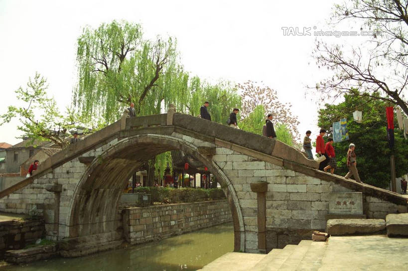 东方人,家,走,横图,室外,白天,侧面,旅游,度假,河流,石头,美景,水,植物,中国,亚洲,许多,阴影,光线,石子,影子,房屋,屋子,河水,景观,水流,桥,许多人,黄种人,娱乐,石桥,浙江,民居,拱桥,住宅,栈桥,树,树木,浙江省,蓝色,绿色,倒影,蓝天,天空,阳光,自然,天,一群人,享受,休闲,景色,放松,水乡,拱形,生长,成长,人行桥,石拱桥,自然风光,东亚,西塘,中华人民共和国,华东地区,浙,嘉善,嘉善县,男人,男性,女人,女性,中年男性,中年女性,亚洲人,石块,步行,散步,走路,半身,彩图,房子,yzdzj1