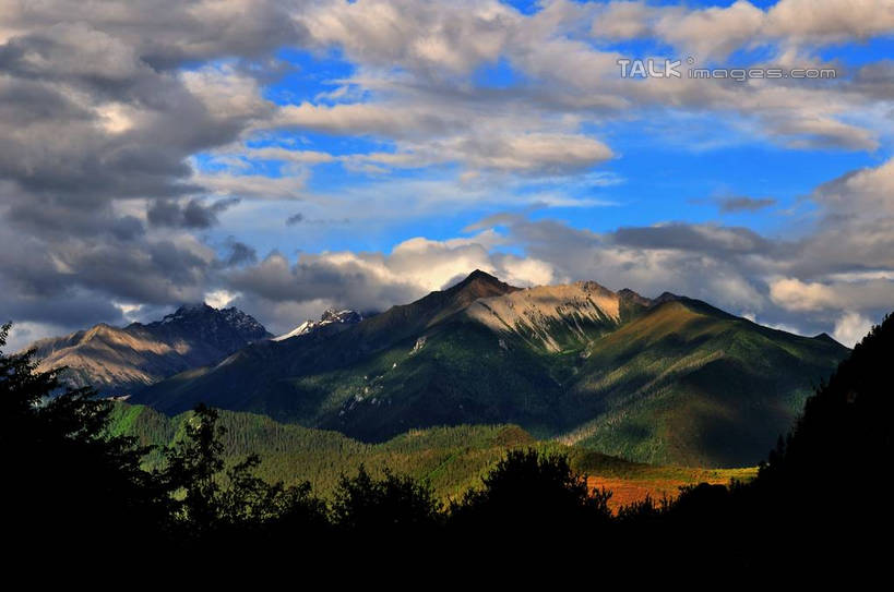 无人,横图,室外,白天,正面,旅游,度假,草地,草坪,美景,森林,山,山脉,树林,雪,雪山,植物,大雪,中国,亚洲,阴影,光线,影子,积雪,景观,山峰,雪景,云,云朵,冬天,山峦,云彩,娱乐,西藏,草,树,树木,蓝色,绿色,白云,蓝天,天空,阳光,自然,群山,天,享受,休闲,景色,放松,生长,成长,自然风光,藏,东亚,西藏自治区,中华人民共和国,西南地区,彩图,yzdzj1